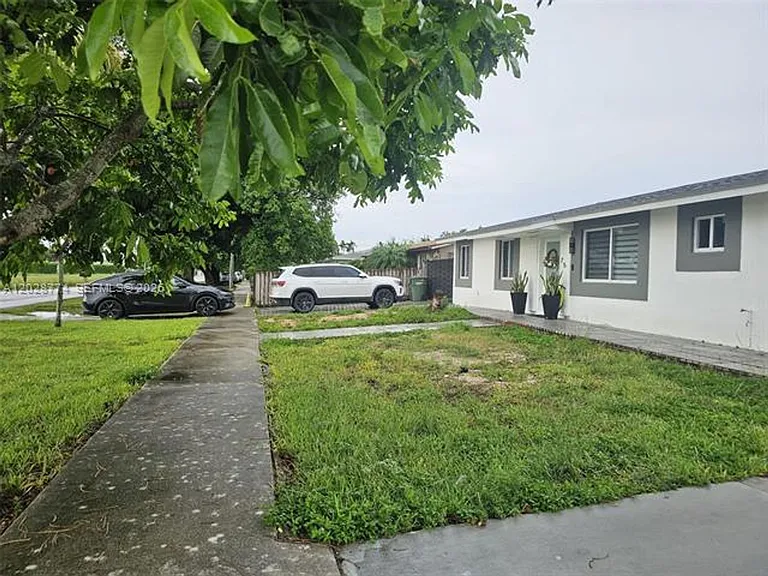 75 SW 18th Ave — Photo 5