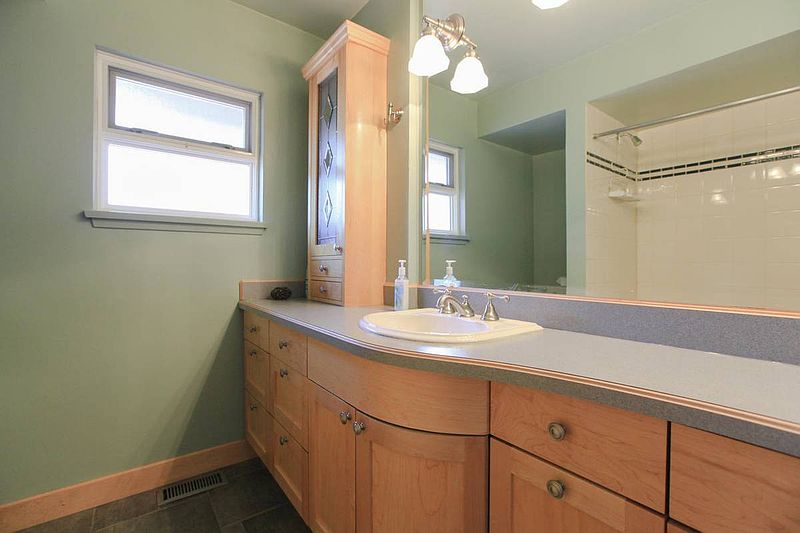 Burnaby House for rent - 3 Bedrooms — photo 17