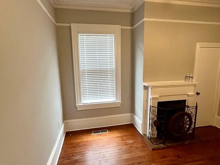 223 W Waldburg St #A — Photo 58