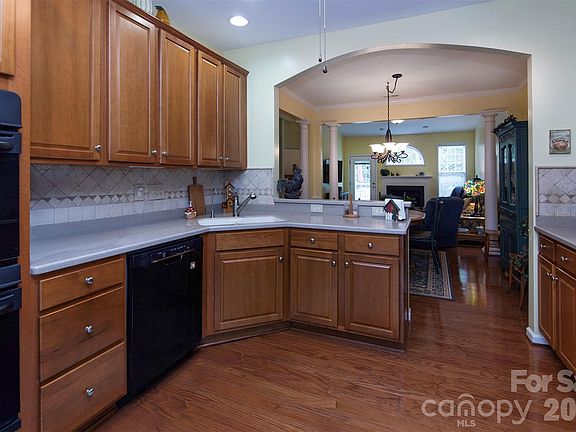 3rd image of 215 Garnet Ct