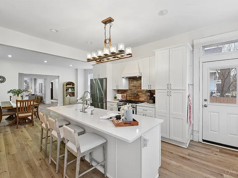 1723 Kinney Ave — Photo 8