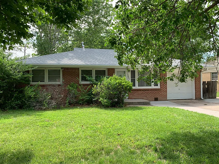 1403 Hillcrest Dr — Photo 2