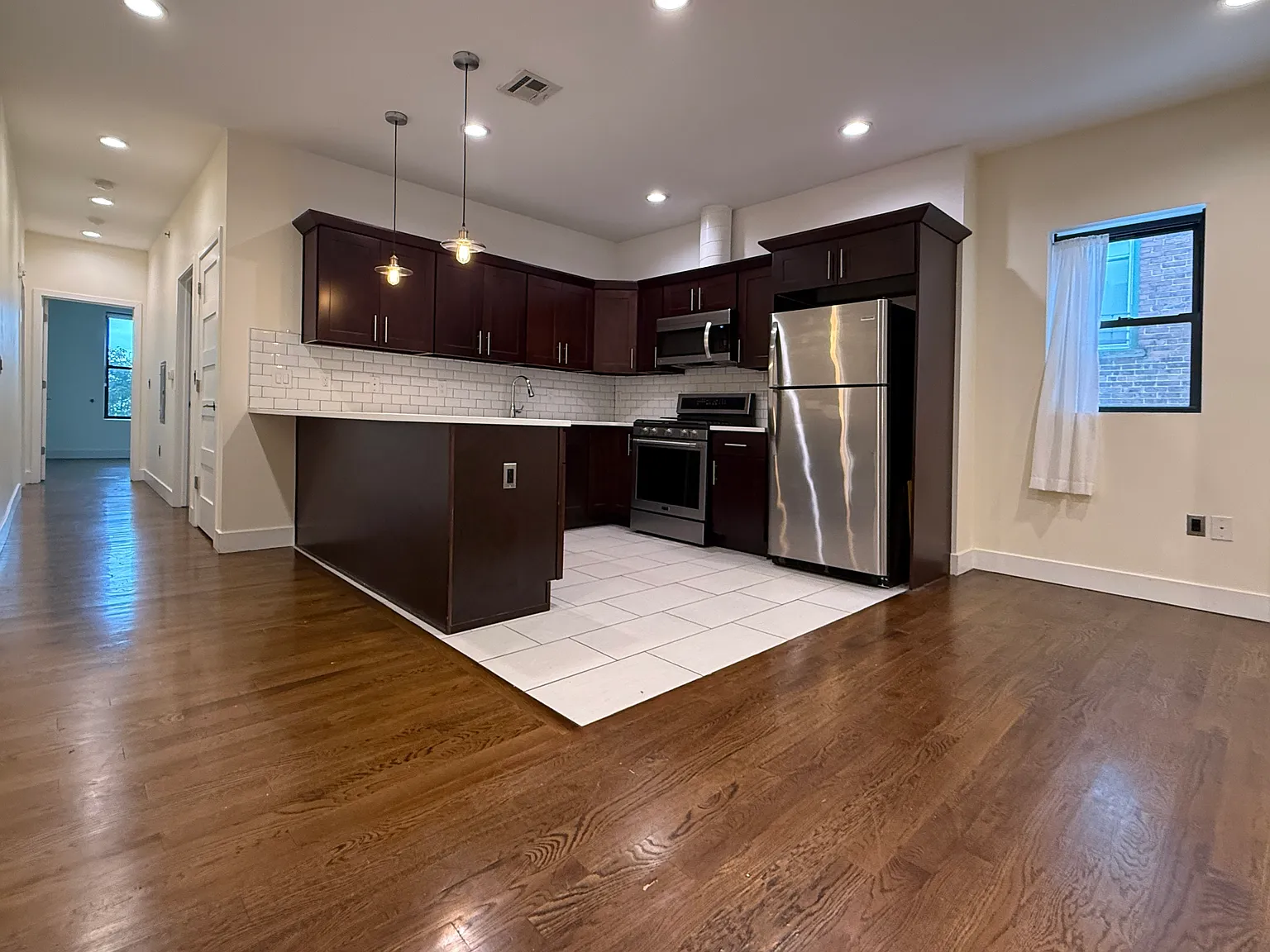 2 bed, 975 sqft, $2,600 — Photo 2