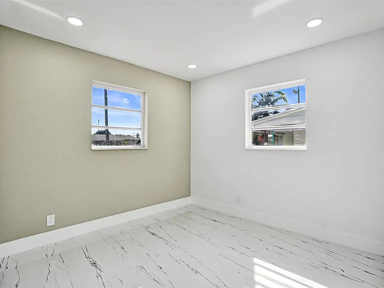 1437 SW 1st Ave — Photo 12