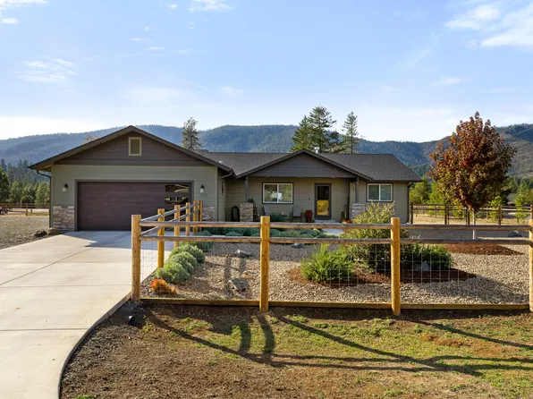 601 E Forks Cir, Cave Junction, OR 97523