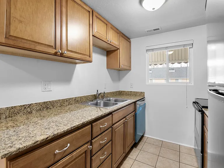 455 N 400 W #15 — Photo 4