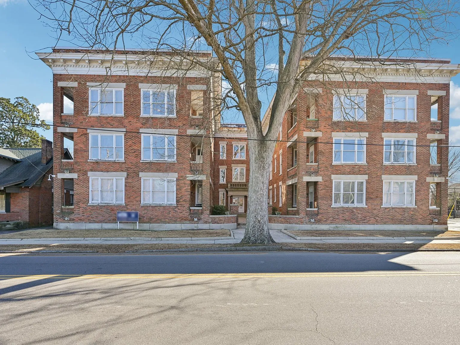 Historic Colonial Square — Photo 1