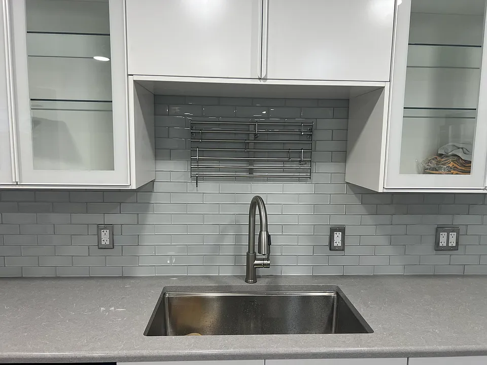 Sink with glass backsplash