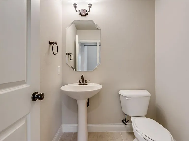 4213 Broadway Ave — Photo 11