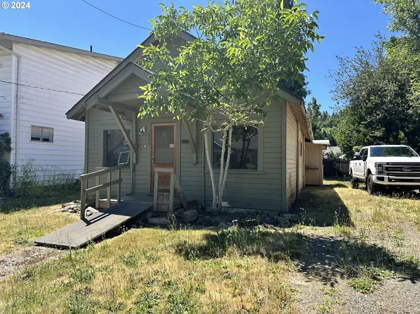 629 N 10th St, Cottage Grove, OR 97424