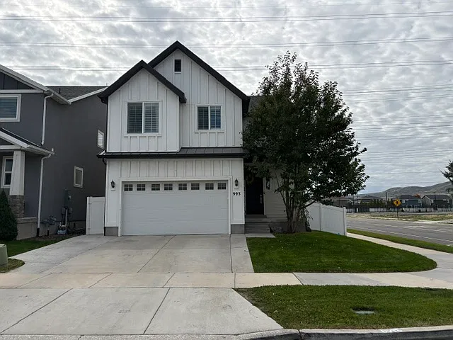 5 bed, 2.5 bath, 3200 sqft, $3,000 — Photo 1