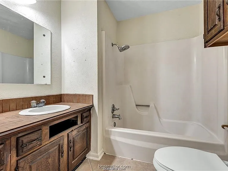 807 Holleman Dr — Photo 15