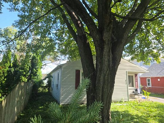 3rd image of 823 10th St W