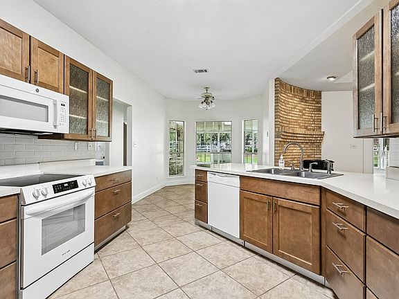 5th image of 18 Point View Dr