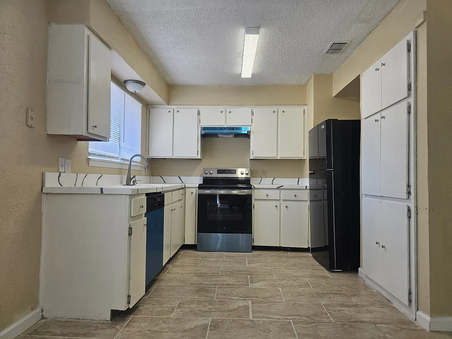 4 bed, 1491 sqft, $1,999 — Photo 4