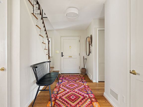 3rd image of 416 NW Hermosa Blvd