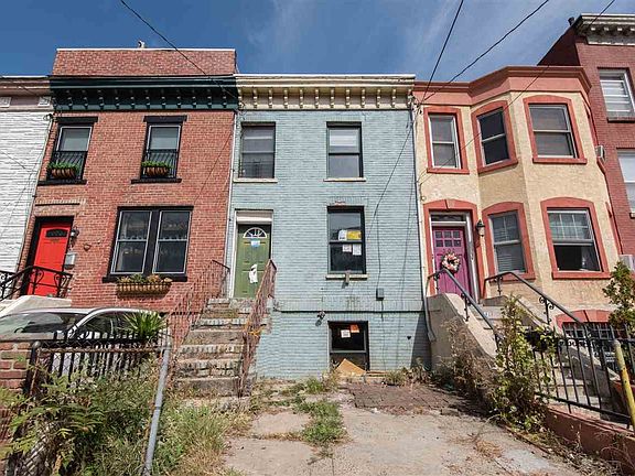4th image of 302 1/2 4th St