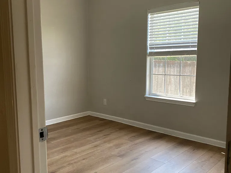 1639 Green Hill Dr — Photo 32