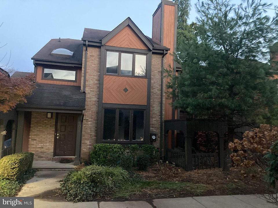 1st image of 102 Riverbend Dr