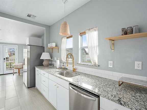 3rd image of 715 Oak Ave