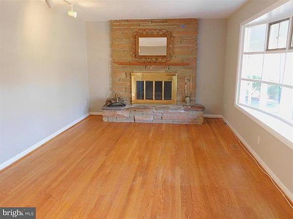 5th image of 101 Linda Ln