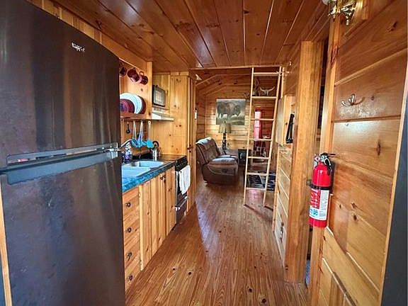 4th image of 157 Wolf Ln