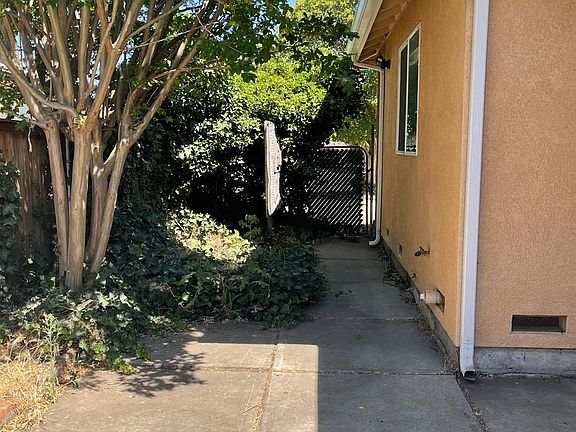 3rd image of 2474 E Oak St