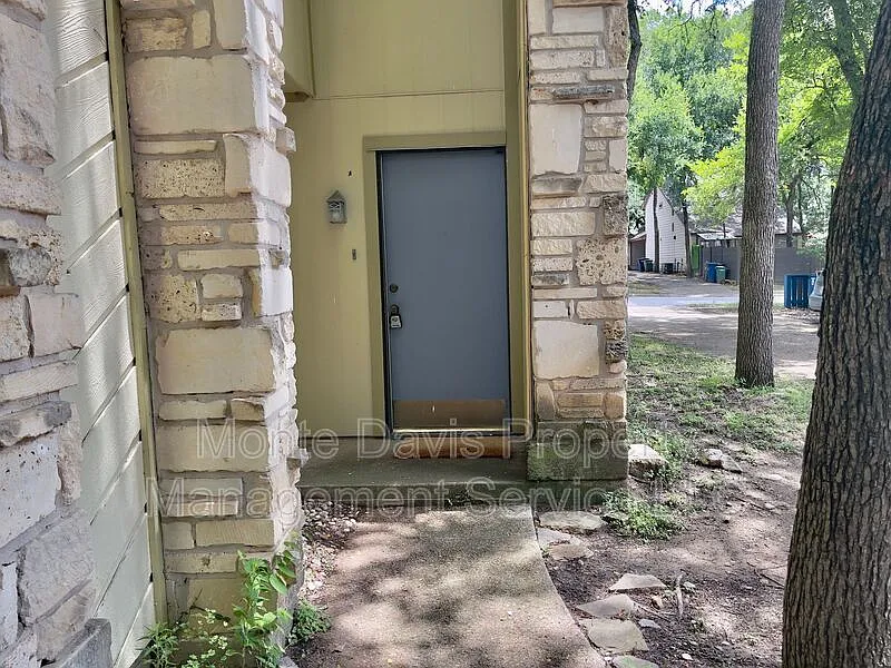 2 bed, 2.0 bath, 1300 sqft, $2,000 — Photo 3