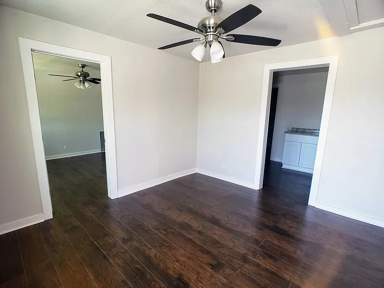 1529 N Walters St — Photo 2