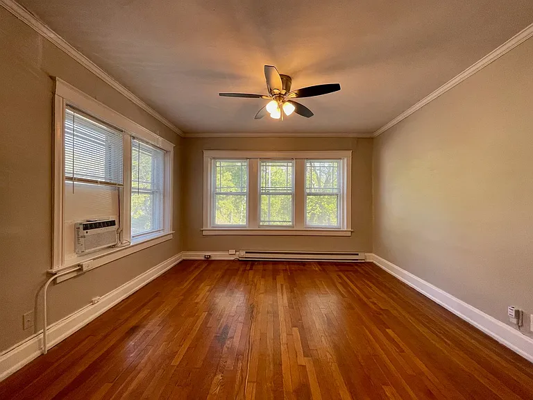 Valentine Place Apartments — Photo 25
