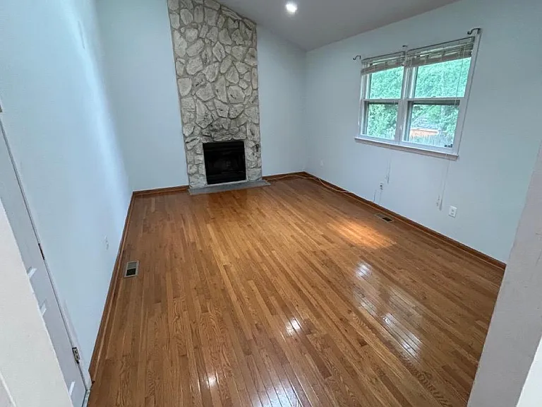 75 Calvert Ave E — Photo 34