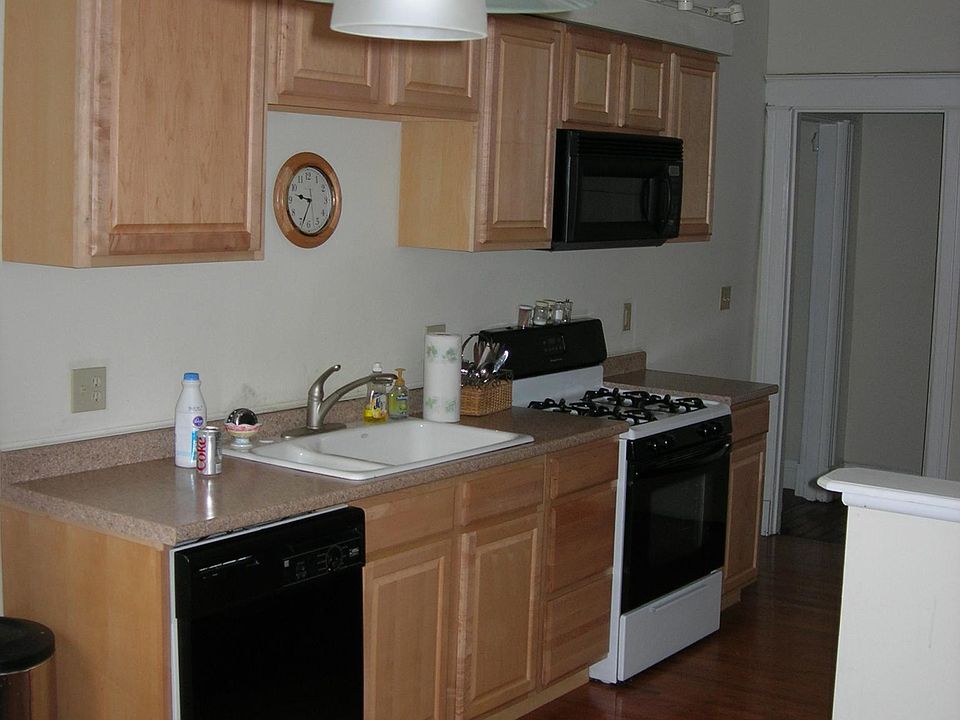 2nd image of 201 Oak St