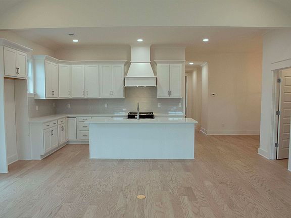 4th image of 6221 Hillbrook Blvd