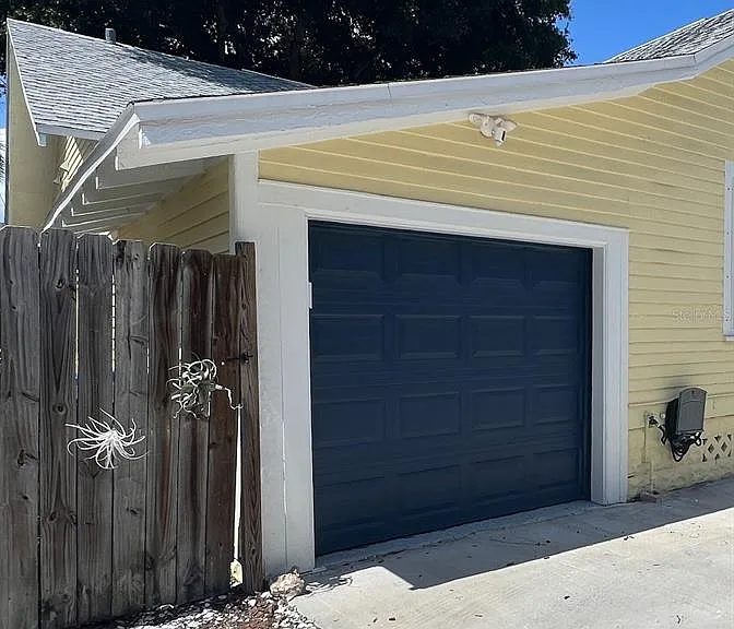1137 Highland St S — Photo 2