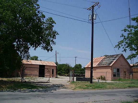 3rd image of 517 E Pecan St