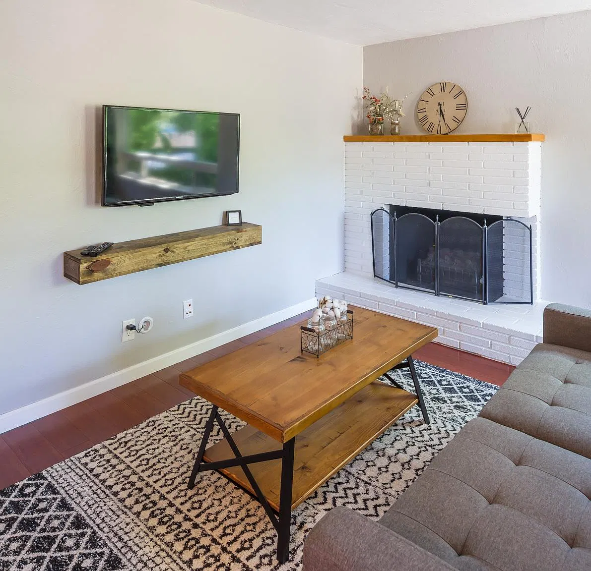 896 E 35th Ave — Photo 1