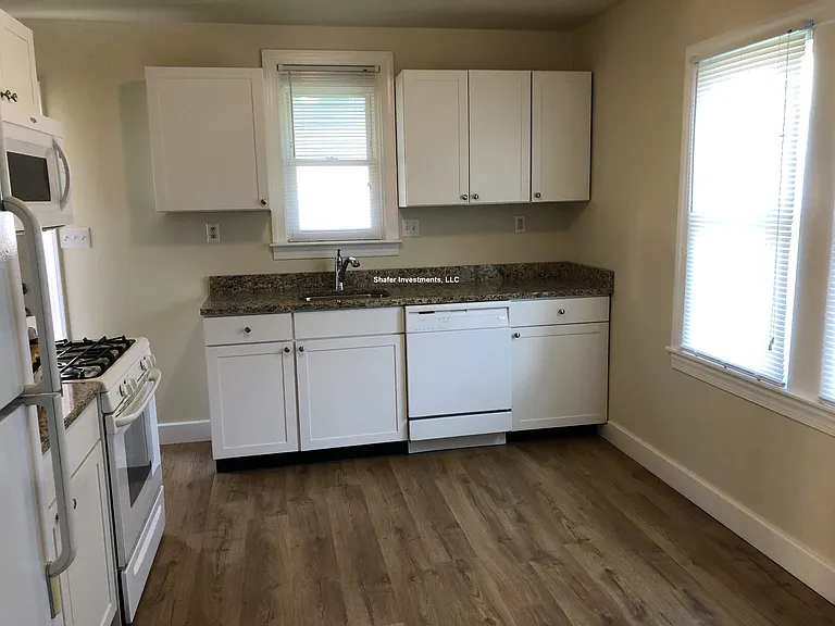 121 E Washington Ave — Photo 4