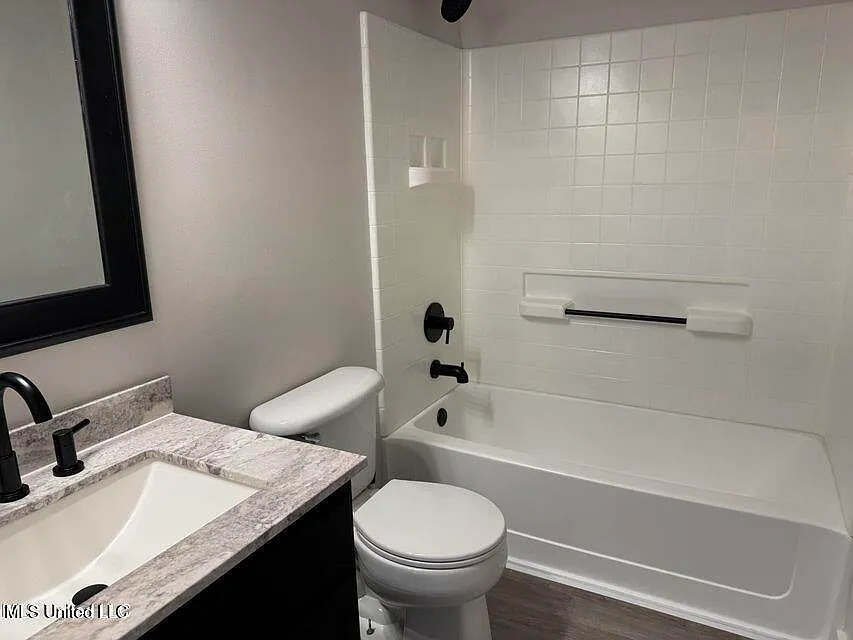 2 bed, 1.0 bath, 800 sqft, $1,300 — Photo 4