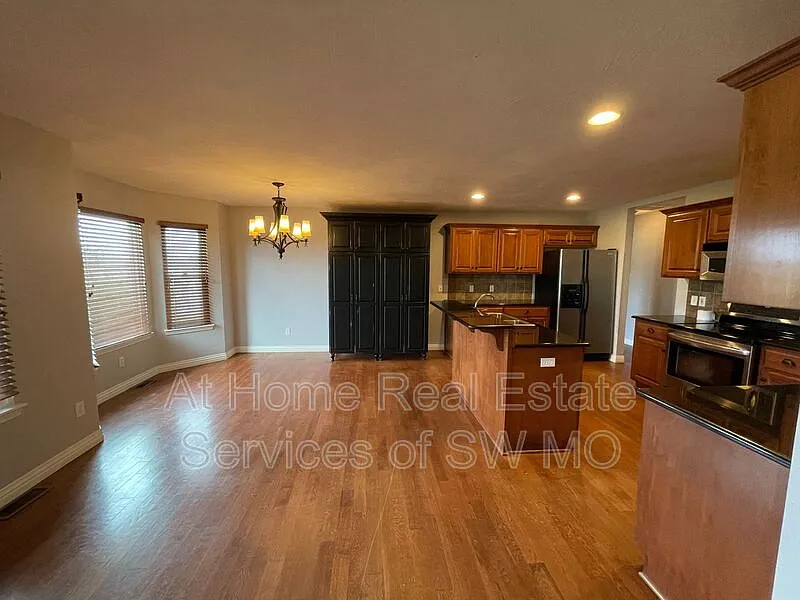 3 bed, 2.0 bath, 1681 sqft, $1,980 — Photo 3