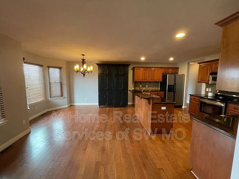 6063 N 19th Ave — Photo 3