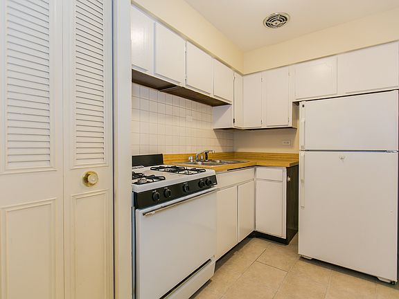 5th image of 525 W Deming Pl APT 327