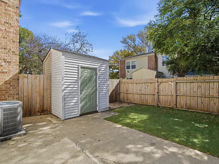 1821 Sheringham W — Photo 32