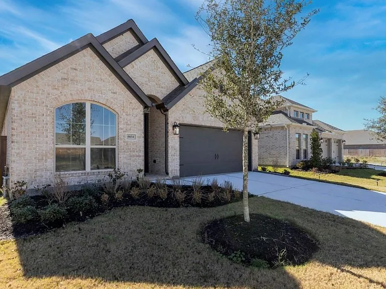 5034 Morrison Dr — Photo 2