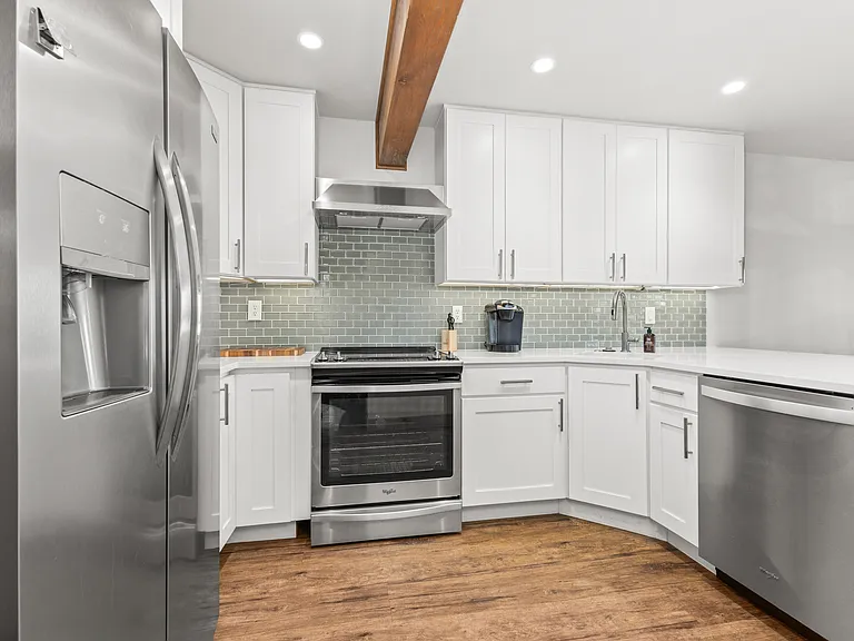 Main Level Kitchen - Electric Range