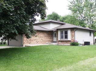 826 River Dr, Carol Stream, IL 60188