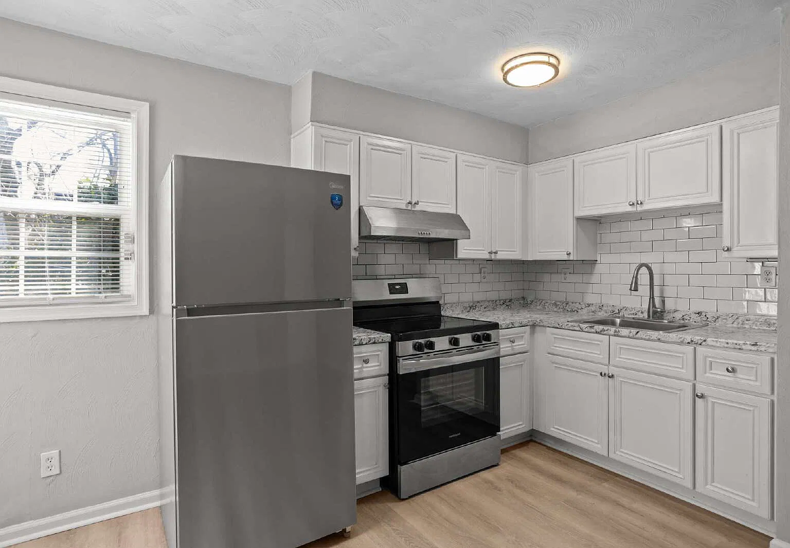 2 bed, 1.0 bath, 725 sqft, $1,500 — Photo 2