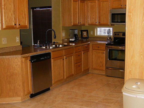 Newly Upgraded Kitchen w/ Stainless Steel Appliances