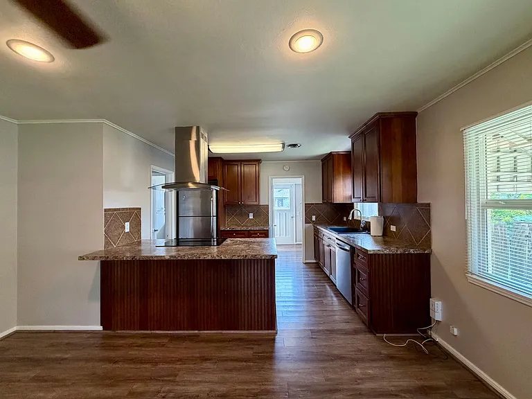 1210 Potter Ave — Photo 3