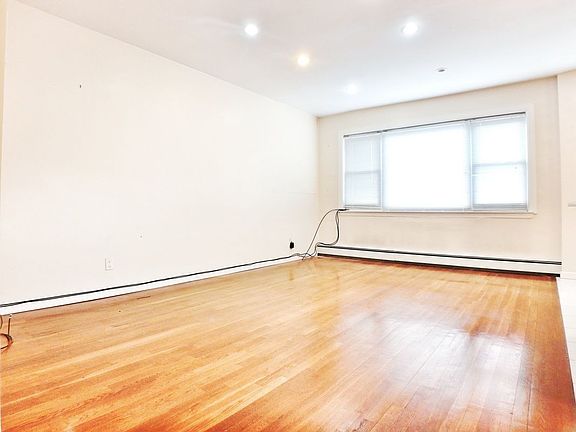 3rd image of 25-01 Crescent St #3