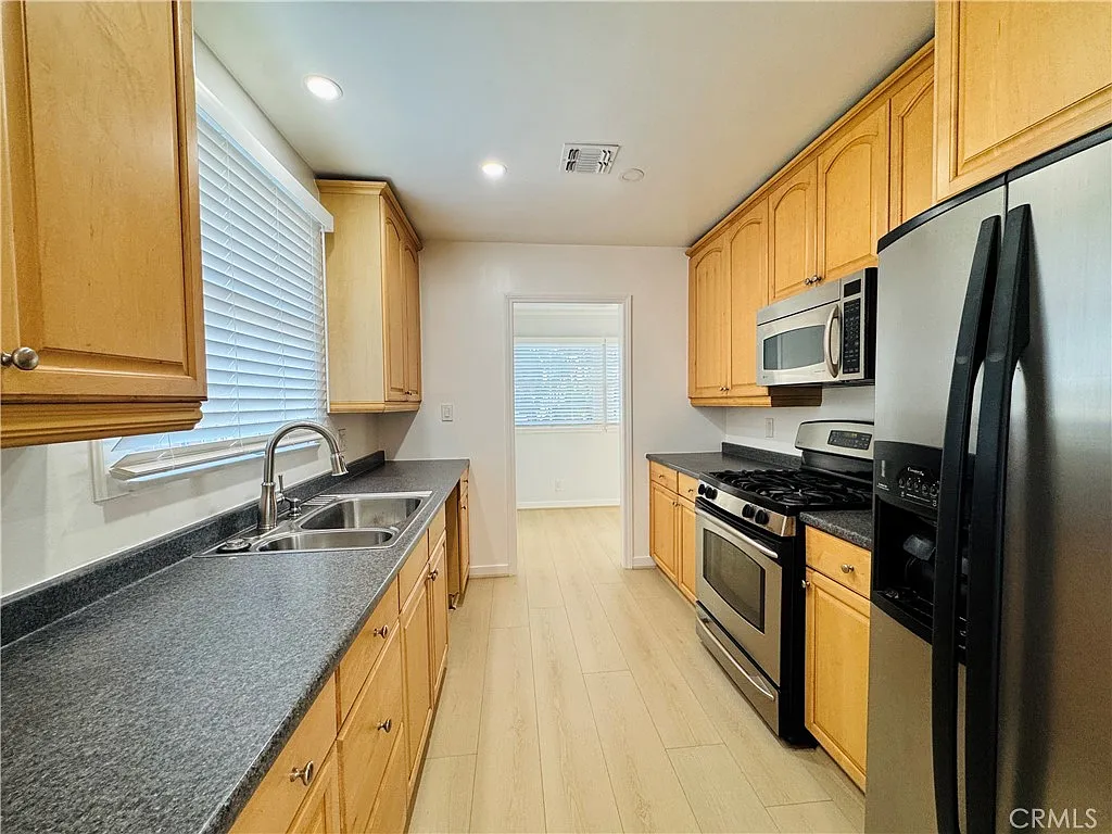 4 bed, 2674 sqft, $4,150 — Photo 3
